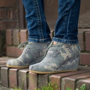 Toms Camo Wedge Shoes size 7